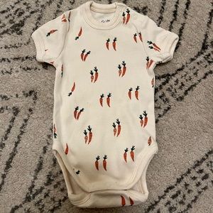 Fin & Vince “carrot” onesie size 0-3 month